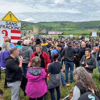 Plus d'un millier de personnes ont manifesté contre le projet de géothermie profonde dans le Jura. [RTS - Gaël Klein]