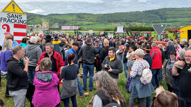 Plus d'un millier de personnes ont manifesté contre le projet de géothermie profonde dans le Jura. [RTS - Gaël Klein]