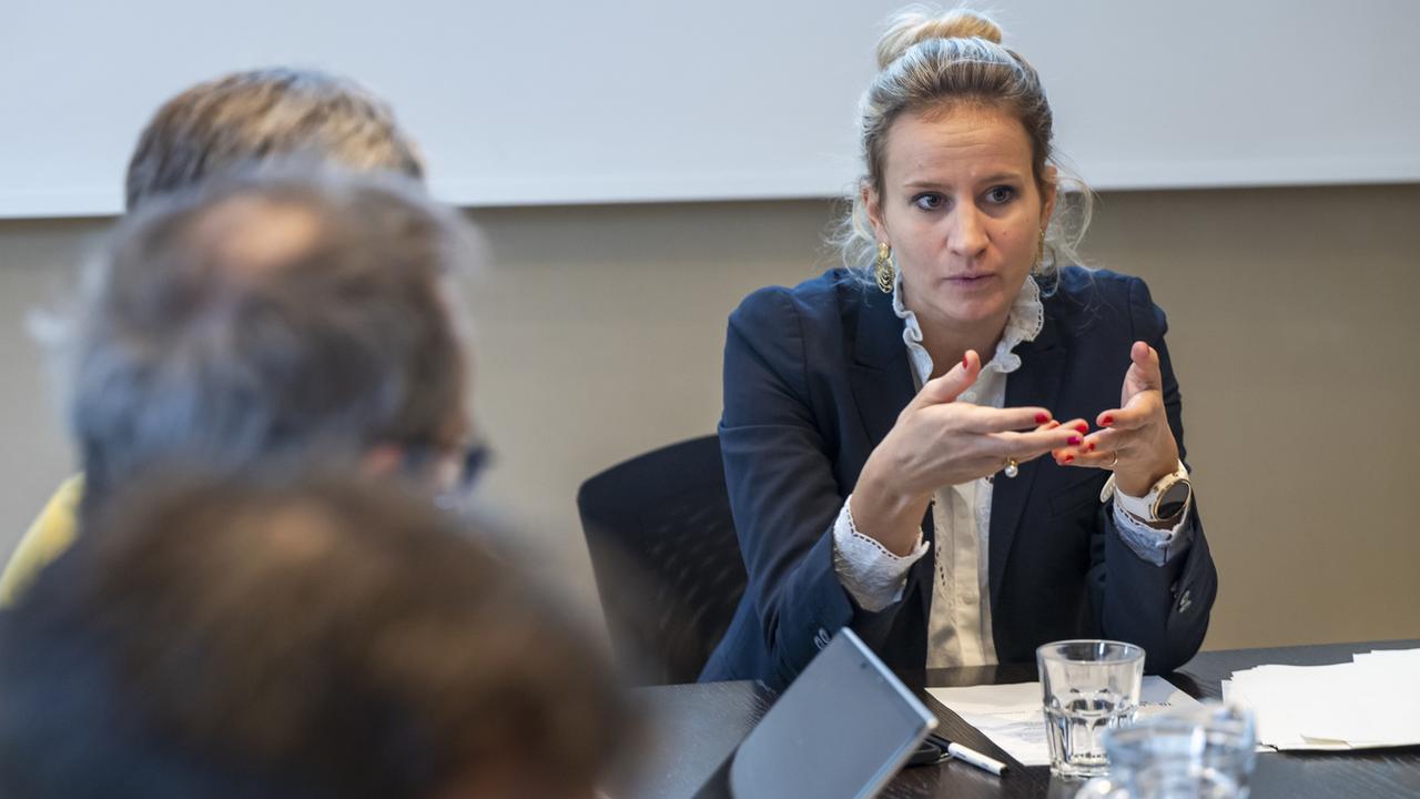 La conseillère d'Etat Delphine Bachmann présente les premiers résultats sur l'introduction du salaire minimum à Genève. [Keystone - Martial Trezzini]