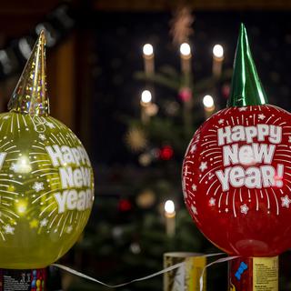 Des ballons festifs portent un message de bonne année. [Keystone - Jean-Christophe Bot]