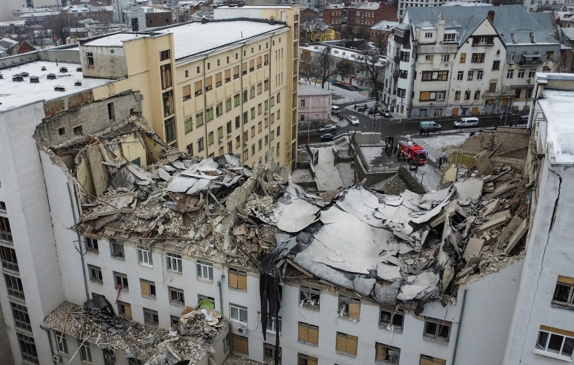 Un bâtiment soufflé par une frappe de missile à Kharkiv. [Reuters - Vitalii Hnidyi]