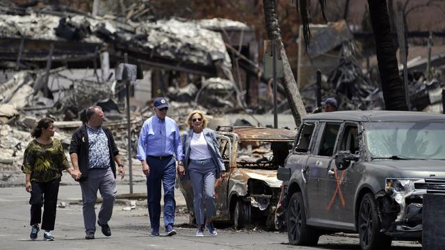 Le président américain Joe Biden s'est rendu lundi sur l'île de Maui à Hawaï, endeuillée par des incendies catastrophiques. [Keystone - Evan Vucci - AP Photo]