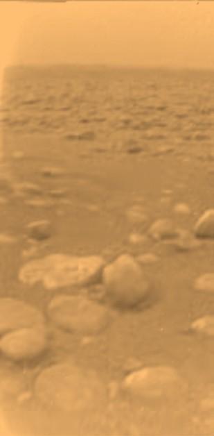 La surface de Titan capturée par la sonde Huygens de l'ESA. Image reçue le 14 janvier 2005. [ESA/ASI/NASA - JPL/University of Arizona]