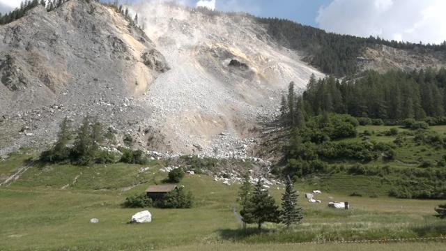 Chute d'une importante masse rocheuse à Brienz. [RTR - Blick TV]