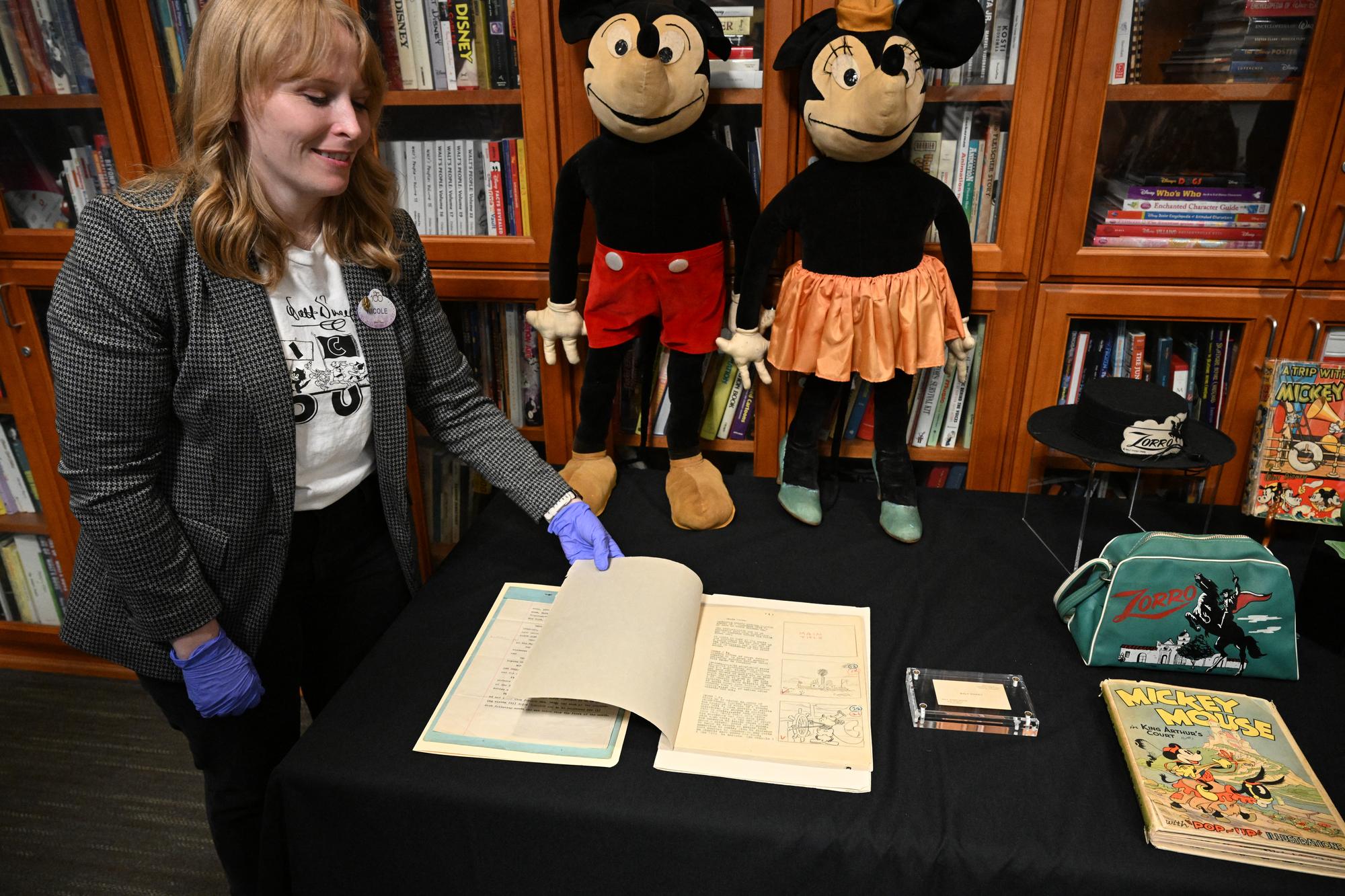 L'archiviste Nicole Carroll présente le scénario original de 1928 de "Steamboat Willie" de Disney, le premier dessin animé mettant en vedette Mickey Mouse. [afp - Robyn Beck]