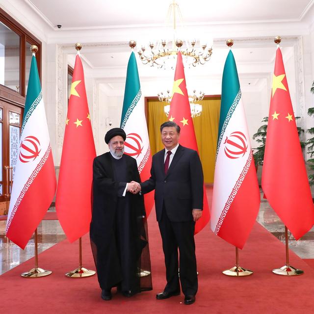 Le président iranien Ebrahim Raïssi et le président chinois Xi Jinping se serrent la main lors de la cérémonie d'accueil d'Ebrahim Raïssi à Pékin, en Chine, le 14 février 2023. [Keystone - Bureau présidentiel iranien / EPA]