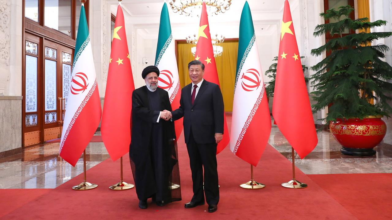 Le président iranien Ebrahim Raïssi et le président chinois Xi Jinping se serrent la main lors de la cérémonie d'accueil d'Ebrahim Raïssi à Pékin, en Chine, le 14 février 2023. [Keystone - Bureau présidentiel iranien / EPA]