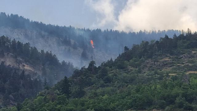 Le vent s'est levé près de Bitsch, ravivant plusieurs foyers de l'incendie qui touche le Haut-Valais. [RTS - Romain Boisset]