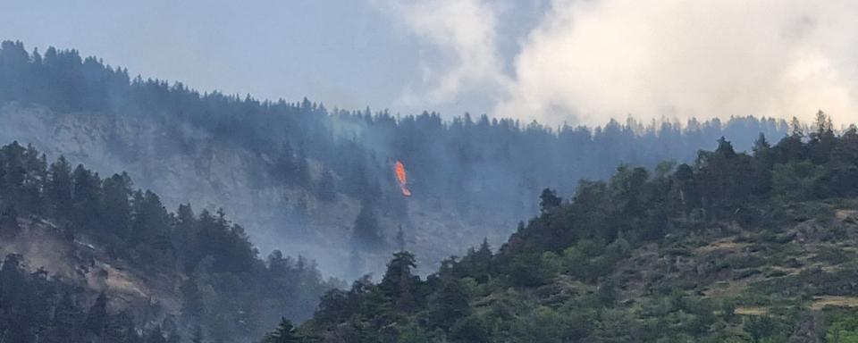 Le vent s'est levé près de Bitsch, ravivant plusieurs foyers de l'incendie qui touche le Haut-Valais. [RTS - Romain Boisset]