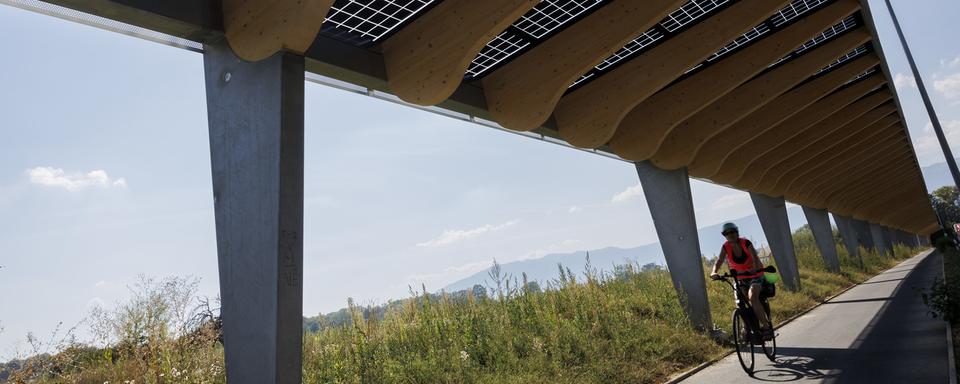 "Solar Horizon", une piste cyclable équipée de panneaux solaires, a été présentée lundi à Satigny (GE). [Keystone - Salvatore Di Nolfi]