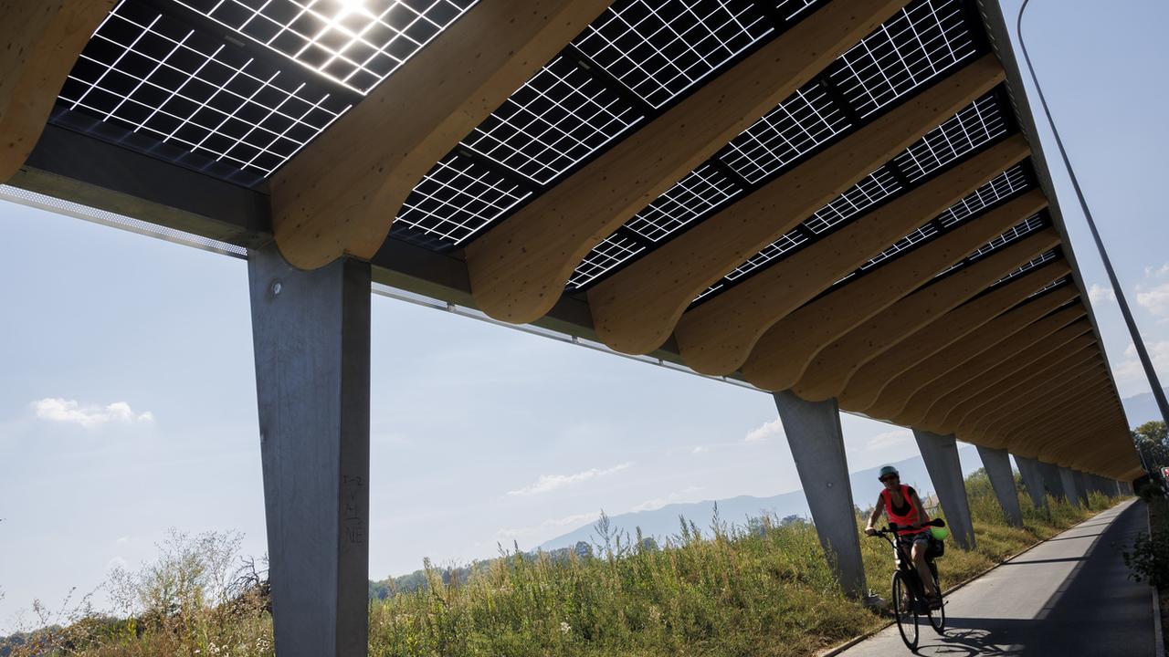 "Solar Horizon", une piste cyclable équipée de panneaux solaires, a été présentée lundi à Satigny (GE). [Keystone - Salvatore Di Nolfi]