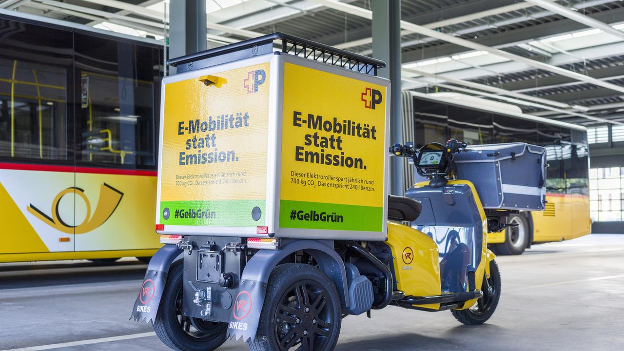 La Poste souhaite réduire ses émissions nettes de CO2 à zéro d'ici 2040. [Keystone - Christian Beutler]