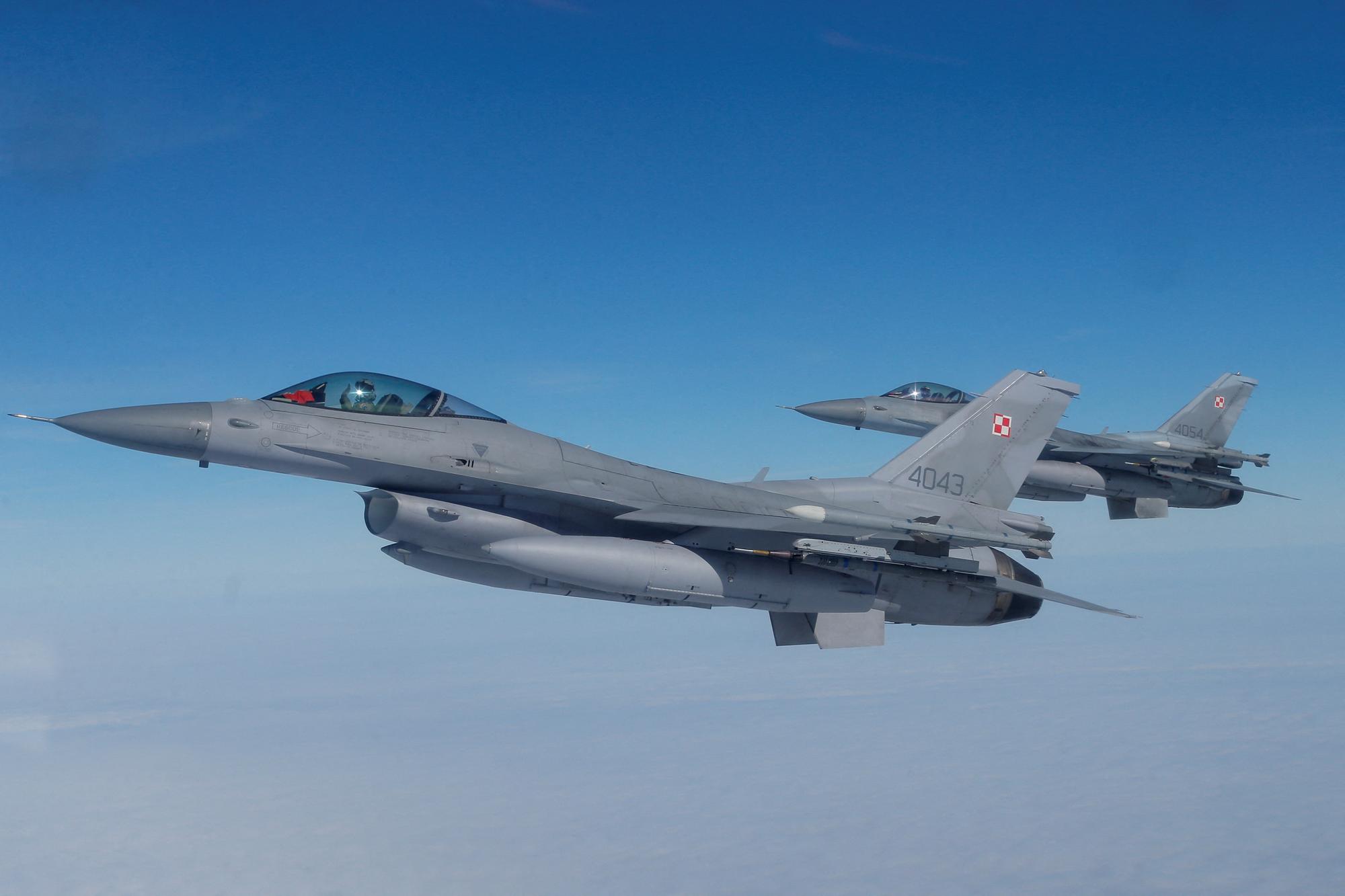 Des avions F-16 de l'Otan photographiés lors d'une démonstration au-dessus de la base aérienne de Malbork, en Pologne, le 21 mars 2023. [reuters - Lukasz Glowala]