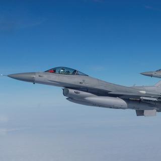 Des avions F-16 de l'Otan photographiés lors d'une démonstration au-dessus de la base aérienne de Malbork, en Pologne, le 21 mars 2023. [reuters - Lukasz Glowala]