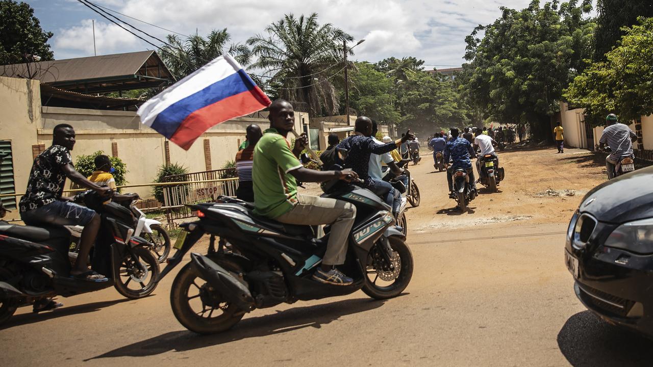 La présence de la Russie en Afrique de l'Ouest inquiète la communauté internationale. [AP/Keystone - Sophie Garcia]