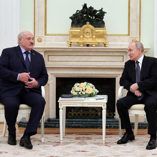 Le président russe Vladimir Poutine (à droite) et le président biélorusse Alexandre Loukachenko lors d'une réunion au Kremlin à Moscou, Russie, le 5 avril 2023. [EPA/Keystone - Mikhael Klimentyev]