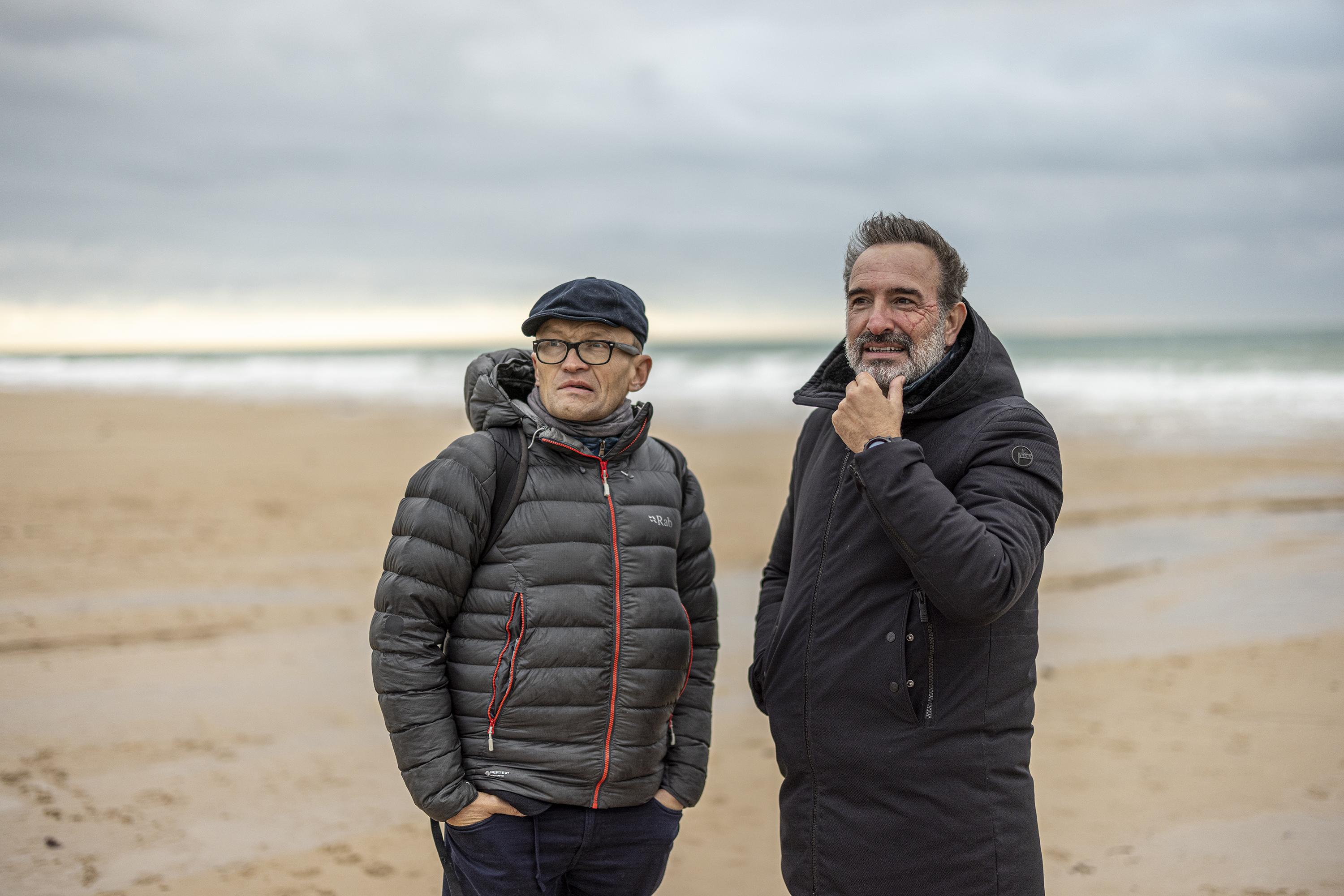 L'écrivain Sylvain Tesson et l'acteur Jean Dujardin sur le tournage de "Sur les chemins noirs", de Denis Imbert. [Radar Films - Thomas Goisque]