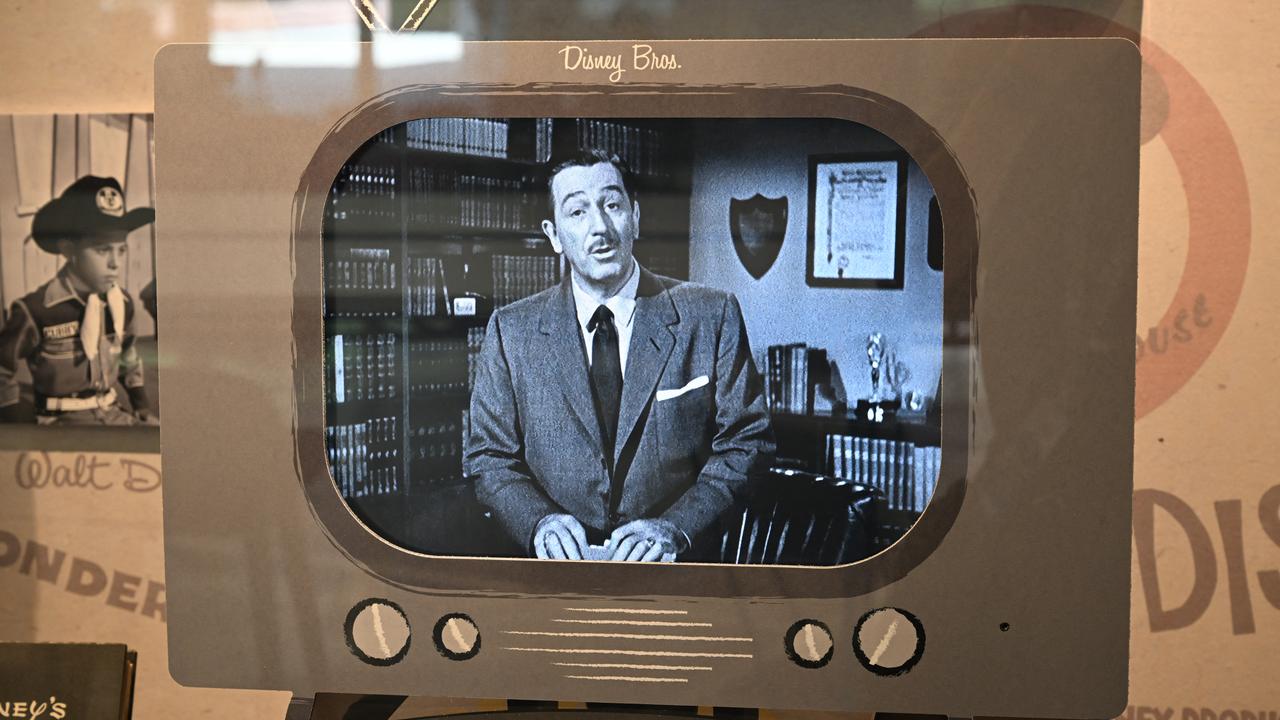 Walt Disney sur la maquette d'un téléviseur lors d'une tournée médiatique d'un des centres des archives de Walt Disney, le 20 juin 2023. [afp - Robyn Beck]
