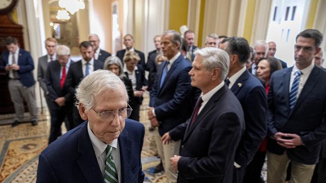 Des membres du Parlement des États-Unis en réunion après une tentative d'éviter un "shutdown" du gouvernement américain pour cause d'absence d'accord sur le budget. [Keystone/AP Photo - Andrew Harnik]