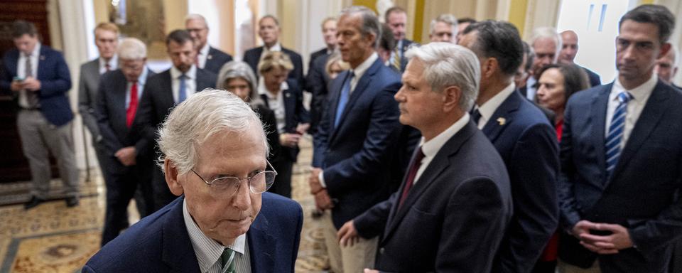 Des membres du Parlement des États-Unis en réunion après une tentative d'éviter un "shutdown" du gouvernement américain pour cause d'absence d'accord sur le budget. [Keystone/AP Photo - Andrew Harnik]