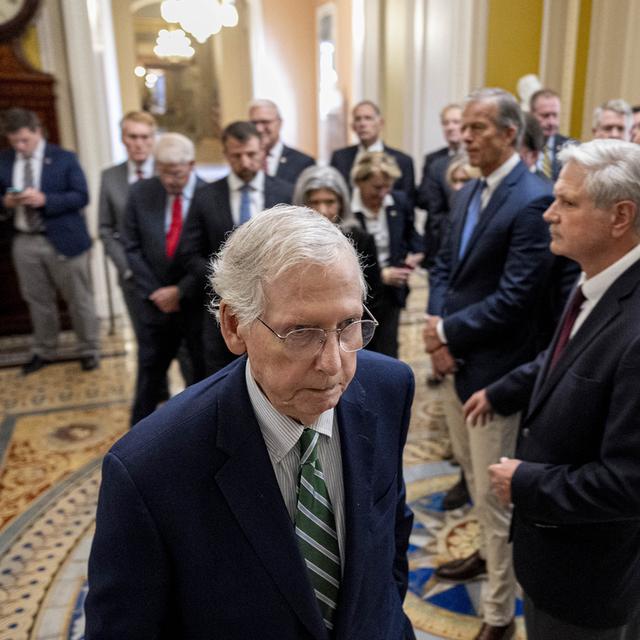 Des membres du Parlement des États-Unis en réunion après une tentative d'éviter un "shutdown" du gouvernement américain pour cause d'absence d'accord sur le budget. [Keystone/AP Photo - Andrew Harnik]