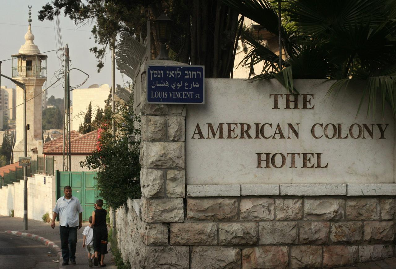 L'enseigne de l'hôtel American Colony dans le quartier de Sheikh Jarrah à Jérusalem. [AP/Keystone - Dan Balilty]