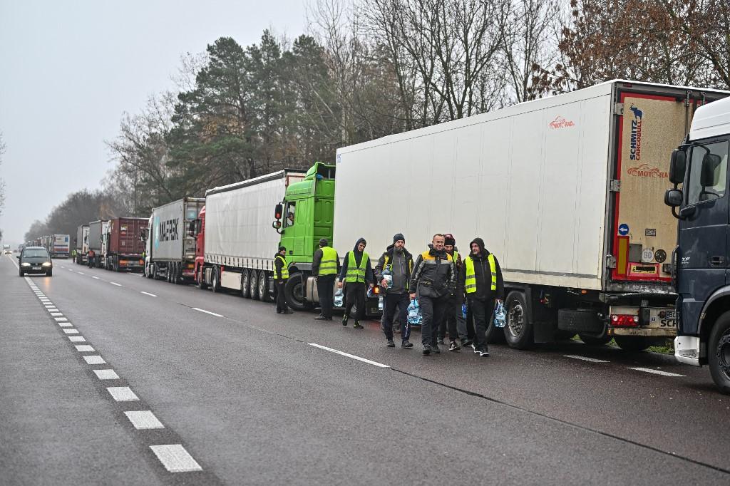 Les routiers polonais, qui protestent depuis le début du mois contre "une concurrence déloyale" des camionneurs ukrainiens, ont étendu leur blocage. [AFP - Omar Marques - Anadolu]