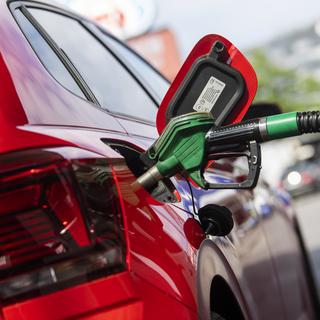 Les voitures à essence et au diesel pourraient bientôt être interdites dans l'Union européenne. [Keystone/DPA - Christophe Gateau]