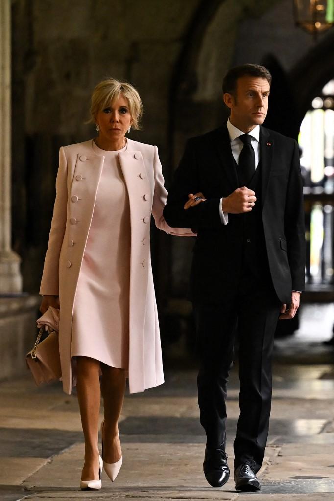 Le président français Emmanuel Macron accompagné de son épouse Brigitte. [AFP - BEN STANSALL]