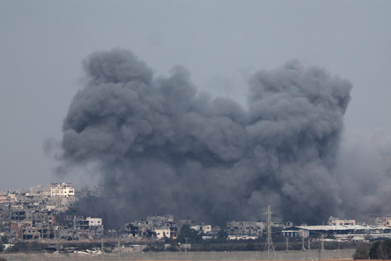 De la fumée après un bombardement sur Gaza par l'armée israélienne, le 8 décembre 2027. [EPA/Keystone - Atef Safadi]