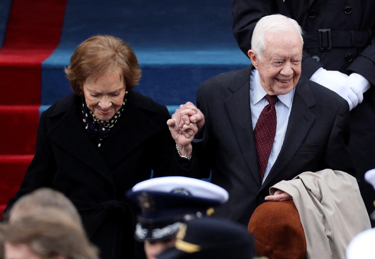 Rosalynn Carter aux côtés de son mari et ancien président Jimmy Carter à la cérémonie d'investiture de Donald Trump en tant que 45e président des États-Unis. [Reuters - Carlos Barria]