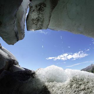 La fonte du glacier du Rhône en 2004. [KEYSTONE - Olivier Maire]