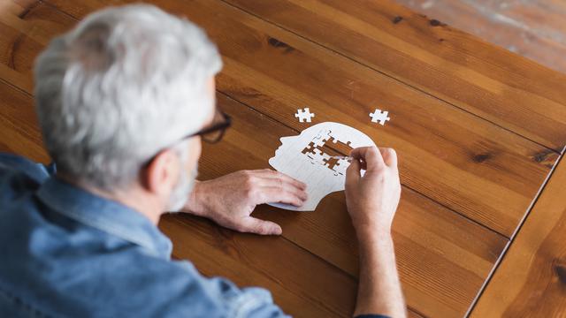 Vue aérienne de l'homme âgé sur le puzzle pliant. [Depositphotos - Ischukigor]