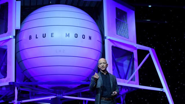 Deux ans après avoir attribué un premier contrat à SpaceX, la NASA a annoncé vendredi avoir choisi Blue Origin pour construire un deuxième système d'alunissage. [reuters - Clodagh Kilcoyne]