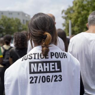 Une marche blanche en hommage à Nahel, 17 ans, tué mardi par un policier lors d'un contrôle routier, s'est tenue jeudi à Nanterre, près de Paris. [AFP - Claire Serie / Hans Lucas]