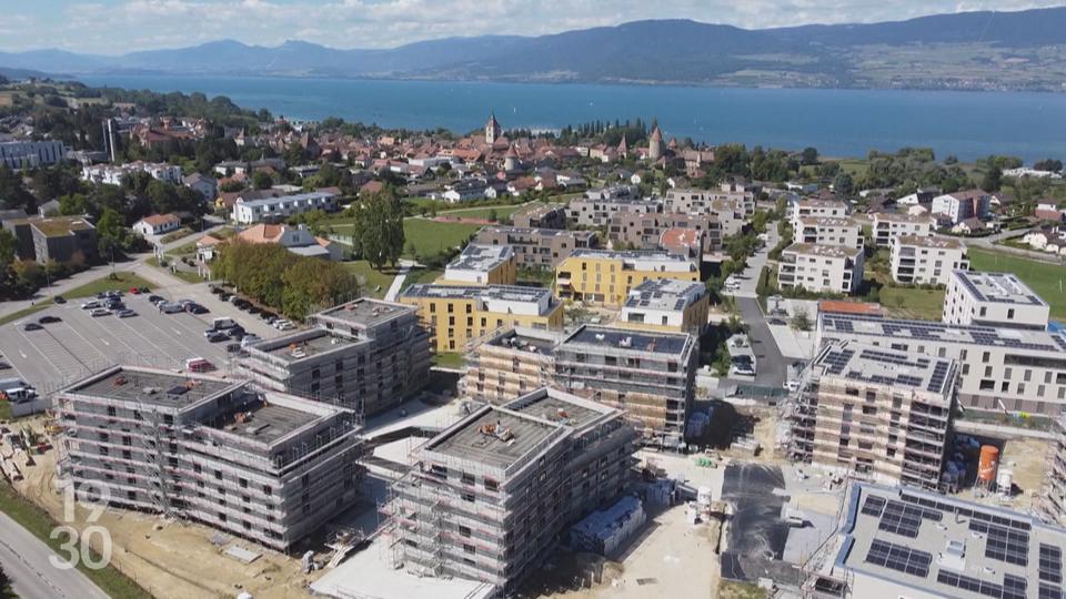 Pour lutter contre la pénurie de logement en Suisse, la commune d'Estavayer (FR) multiplie les projets d'urbanisation. Une situation qui inquiète les habitants