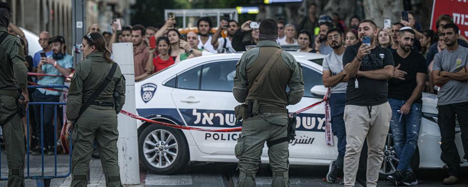 Les gens se rassemblent pour regarder le président américain Joe Biden partir après une visite de solidarité en Israël, le 18 octobre 2023, à Tel Aviv. [AFP]