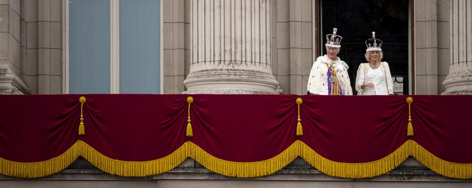 Le roi britannique Charles III et son épouse la reine Camilla au balcon de Buckingham Palace. [Keystone/AP Photo - Andreea Alexandru]