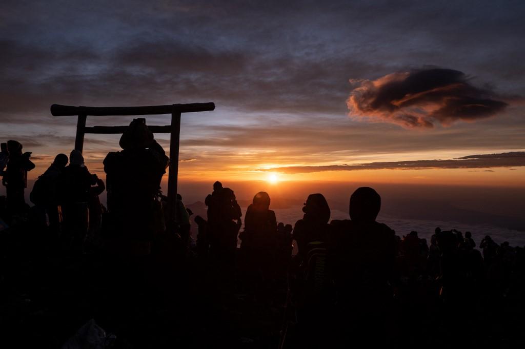 Ce 15 août 2022, on est venu en nombre observer le lever du soleil depuis le sommet du mont Fuji. [AFP - Philip fong]