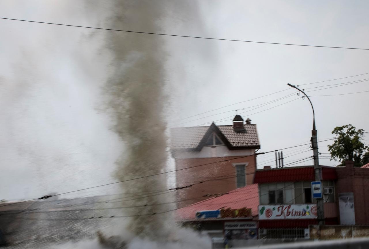 Une frappe russe sur le centre de Kherson, ville touchée par des inondations. [REUTERS - GG]