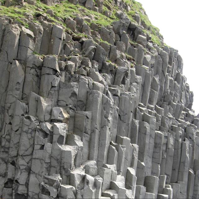 Formations basaltiques, dénommées "Reynisdrangar", sur une plage près de Vik, un village sur la côte sud de l'Islande. Selon la légende, ces roches sont en réalité des trolls, des êtres issus de la mythologie nordique, incarnant les forces naturelles ou la magie. Alors qu'ils tentaient de ramener des navires à la surface, la lumière du soleil les auraient pétrifiés à tout jamais. [wikimedia - Nicole20]