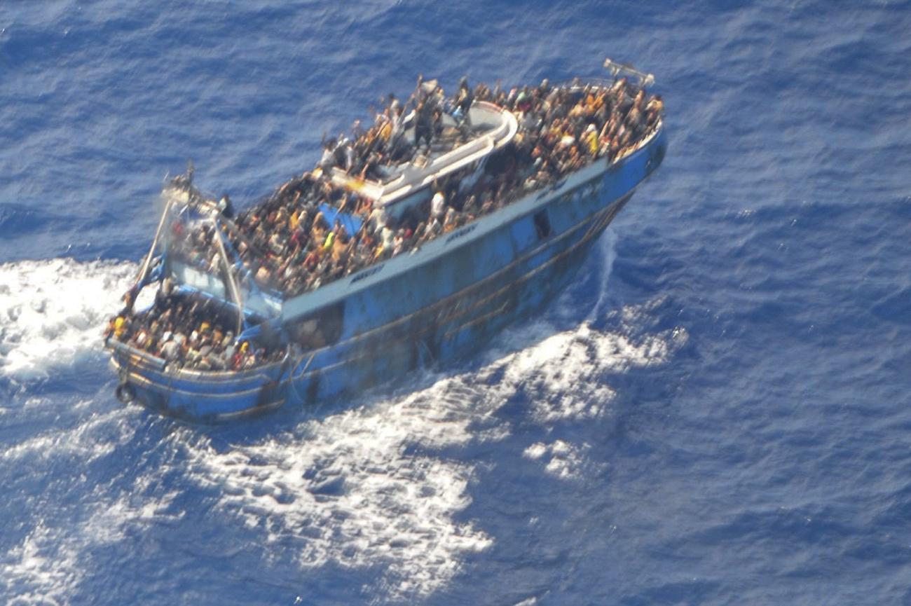Cette image non datée fournie par les garde-côtes grecs le mercredi 14 juin 2023, montre des dizaines de personnes sur un bateau de pêche qui a chaviré et coulé au large du sud de la Grèce. [Keystone - Hellenic Coast Guard via AP]