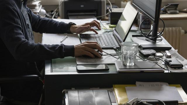 Le stress et l'épuisement au travail touchent de plus en plus de travailleurs. [Keystone - Christian Beutler]