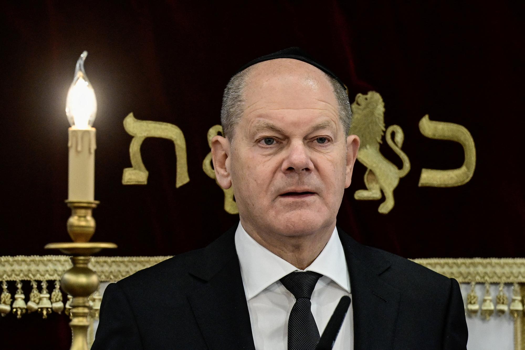Le chancelier allemand Olaf Scholz lors d'une cérémonie de commémoration du 85e anniversaire de la Nuit de Cristal, à la synagogue Beth Zion à Berlin, le 9 novembre 2023. [reuters - John Macdougall]