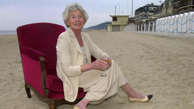 L'auteure et chroniqueuse Claude Sarraute le 15 juin 2001 sur la plage de Cabourg, au lendemain de l'ouverture du 15e festival du film romantique. [AFP - Mehdi FEDOUACH]