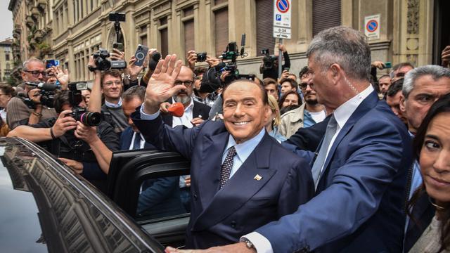 Silvio Berlusconi au milieu de la foule en septembre 2022. [Keystone - EPA/Matteo Corner]