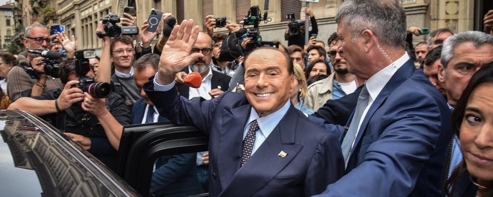 Silvio Berlusconi au milieu de la foule en septembre 2022. [Keystone - EPA/Matteo Corner]