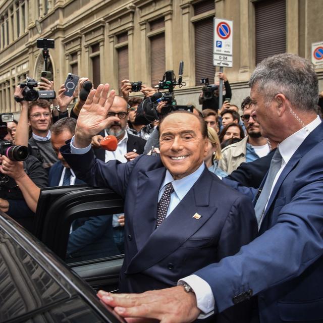 Silvio Berlusconi au milieu de la foule en septembre 2022. [Keystone - EPA/Matteo Corner]