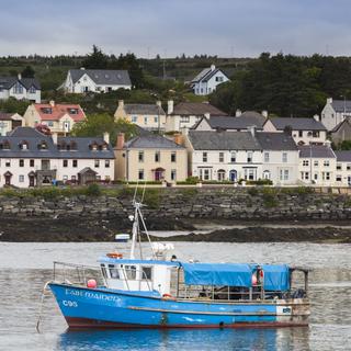 Vue sur le port du village de Castletownbere, en Irlande. [AFP - Walter Bibikow / Hemis.fr]