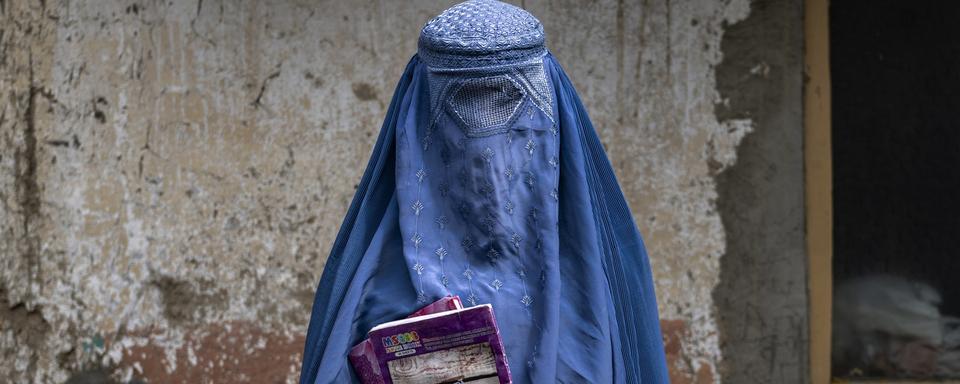 En Afghanistan, le traitement infligé par les talibans aux femmes et aux filles constitue un crime contre l'humanité, selon un rapport publié vendredi par Amnesty International et la Commission internationale de juristes. [Keystone - Ebrahim Noroozi]